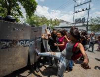 Fotografía de familiares enfrentándose a la Policía durante el motín en la cárcel de Carabobo, en Venezuela