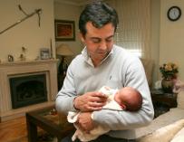 El Gobierno aplaza hasta 2016 ampliar a un mes el permiso de paternidad