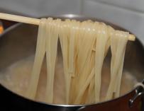 Fotografía de pasta siendo cocinada.