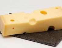 Fotografía de un queso emmental.