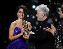 Penélope Cruz llora emocionada al recibir el César honorífico