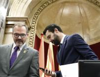 El presidente del Parlament, Roger Torrent (d), y el vicepresidente primero, Josep Costa