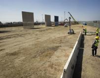 La construcción de los prototipos del nuevo muro en la frontera entre México y Estados Unidos avanzan según lo programado por el Gobierno