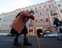 Una anciana rusa pasa delante del Consulado General de EE. UU. en San Petersburgo (Rusia)