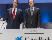 El consejero delegado de Caixabank, Gonzálo Gortázar, y el presidente, Jordi Gual, en la junta de accionistas..