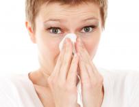 Expertos alertan de que sonarse mal la nariz puede generar sinusitis, neumonía o bronquiolitis