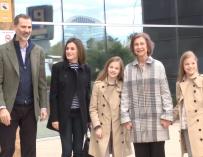 Los Reyes visitan al rey Juan Carlos acompañados de sus hijas