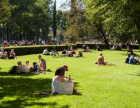 Finlandeses disfrutan del sol en un parque de Helsinki.