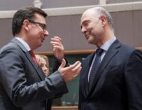 El comisario europeo Pierre Moscovici (dcha) junto al ministro español de Economía, Román Escolano.