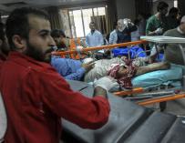 Personas heridas son atendidas de urgencia en Duma (Siria)