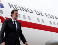 Rajoy bajando del avión de la Fuerza Aérea Española.