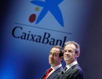 El presidente de CaixaBank, Jordi Gual (dcha), y el consejero delegado, Gonzalo Gortázar, al comienzo de la junta general de accionistas este viernes. MANUEL BRUQUE EFE