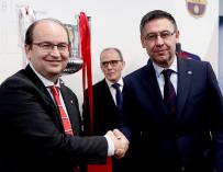 Los presidentes del Sevilla y del Barcelona se dan la mano antes del choque