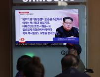 Ciudadanos surcoreanos en Seúl miran en TV noticias sobre el anuncio del régimen de Corea del Norte, el 21 de  abril de 2018. (EFE/EPA/JEON HEON-KYUN)