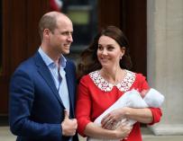 Duques de Cambridge con su nuevo bebé