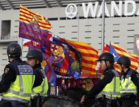 Banderas a la puerta del Wanda en la final de la Copa del Rey