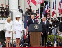El presidente estadounidense, Donald Trump (d), la primera dama, Melania Trump (2i), el presidente francés, Emmanuel Macron (2d), y su esposa, Brigitte Macron (i), durante una ceremonia de bienvenida en la Casa Blanca, en Washington DC, Estados Unidos, h