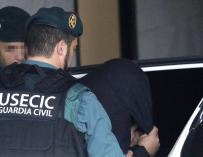 José Enrique Abuín, alias "El Chicle" (c), a su llegada al juzgado de Ribeira