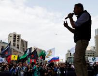 El líder opositor ruso, Alexéi Navalni (c), ofrece un discurso durante una marcha a favor de la libertad en Internet  el pasado 30 de abril (EFE/ Sergei Ilnitsky)