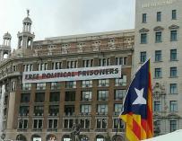 Pancarta independentista en Plaza Cataluña.