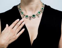 Una modelo luce una gargantilla de esmeraldas y brillantes de finales del siglo XIX diseñada por Tiffany durante la presentación de la próxima subasta de Christies' en Ginebra (Suiza), hoy, 11 de mayo de 2018. La joya podría alcanzar un precio de entre 60