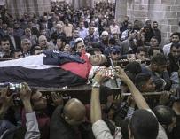 Palestinos portan el cuerpo del reportero Yasser Mourtaja, de 30 años, durante su funeral en Gaza el 7 de abril (EFE/EPA/MOHAMMED SABER)