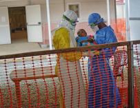 Casi el 80% de los supervivientes de ébola presentan discapacidad un año después de la infección