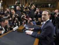 Fotografía Zuckerberg declarando en el Senado de EEUU