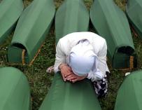 Una mujer bosnia musulmana llora sobre un ataúd durante el funeral de los 175 bosnios musulmanes recientemente identificados y enterrados en el memorial de Potocari, en Srebrenica (Bosnia-Herzegovina). Efe