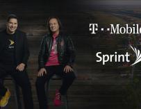 El CEO de T-Mobile, John Legere, y el CEO de Sprint, Marcelo Claure