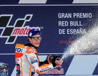 El piloto español Marc Marquez (Repsol Honda) celebra su victoria tras ganar la carrera en el Gran Premio de España de Motociclismo ( EFE/José Manuel Vidal)