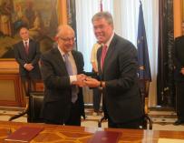 Montoro y Fernández de Moya firman la cesión de la sede del Banco de España, que incluye "permutas" de activos