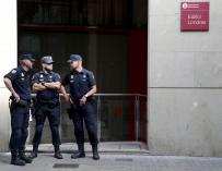 Varios policías custodian la entrada de la sede de la Diputación de Barcelona durante los registros./ EFE