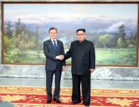 Imagen facilitada por Seúl que muestra al presidente surcoreano Moon Jae-In y al líder norcoreano Kim Jong-Un antes de su segunda cumbre el 26 de mayo de 2018. (EFE / EPA / CHEONG WA DAE)