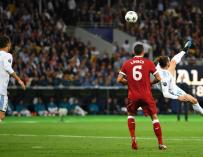 Gareth Bale anota el 2-1 durante la final de la UEFA Champions League entre Real Madrid y Liverpool (EFE / EPA / GEORGI LICOVSKI)