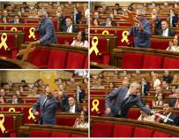 fotografías del portavoz del grupo parlamentario de Ciudadanos, Carlos Carrizosa, retiró un lazo amarillo colocado en el banco del Govern,