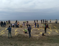 Los CDR colocan cruces amarillas con toallas en la playa de Mataró