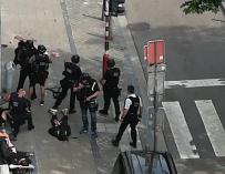 Un grupo de policías permanece junto al agresor.