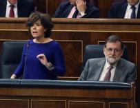 Soraya Sáenz de Santamaría y Mariano Rajoy durante la sesión de control