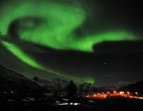 Vista de la aurora boreal sobre la ciudad de Tromso (Noruega). EFE/Rune Stoltz Bertinussen