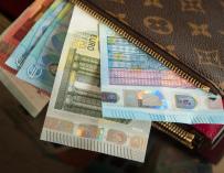 Fotografía de billetes de euros en una cartera.