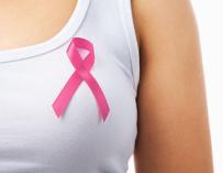 Fotografía del símbolo contra el cáncer de mama.