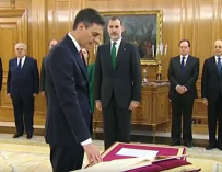 Pedro Sánchez promete su cargo ante el Rey sin símbolos religiosos