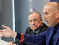 Fotografía de Zidane y Florentino Pérez en la rueda de prensa de despedida del entrenador.