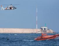 Rescatados ocho varones de una patera a la deriva en aguas del Estrecho y trasladados a Tarifa