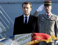 El presidente galo, Emmanuel Macron (i), junto al general François Lecointre, jefe de personal de la Armada francesa (EFE/ Claude Paris)