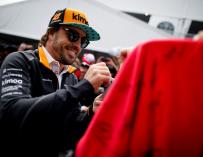 El piloto español de Fórmula Uno, Fernando Alonso, del equipo McLaren, firma autógrafos a sus seguidores en el circuito Gilles Villeneuve en Montreal (Canadá). EFE/ Valdrin Xhemaj