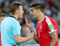 Aleksandar Mitrovic discute con el árbitro Félix Brych de Alemania durante el partido entre Serbia y Suiza en Kaliningrado, Rusia, el 22 de junio de 2018. (EFE/EPA/ARMANDO BABANI)