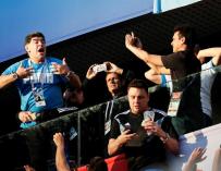 Fotografía de Maradona arengando a los aficionados en el Mundial.