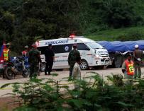 Fotografía de una ambulancia que traslada a los niños atrapados en la cueva a un hospital.